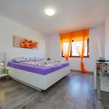 公寓 Crowonder Lucky House With Pool And Patio 30 Meters From The