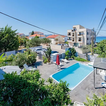 Crowonder Lucky House With Pool And Patio 30 Meters From The * 扎达尔