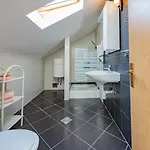 아파트 Crowonder Lucky House With Pool And Patio 30 Meters From The *