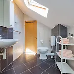 Crowonder Lucky House With Pool And Patio 30 Meters From The 자다르