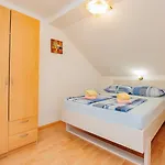 아파트 Crowonder Lucky House With Pool And Patio 30 Meters From The 자다르