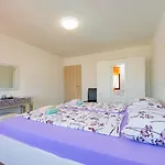 아파트 Crowonder Lucky House With Pool And Patio 30 Meters From The *