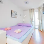 아파트 Crowonder Lucky House With Pool And Patio 30 Meters From The *