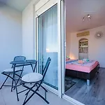 Crowonder Lucky House With Pool And Patio 30 Meters From The 자다르