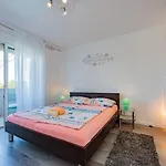 Crowonder Lucky House With Pool And Patio 30 Meters From The 아파트