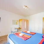Crowonder Lucky House With Pool And Patio 30 Meters From The 아파트 자다르
