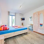아파트 Crowonder Lucky House With Pool And Patio 30 Meters From The 자다르