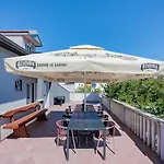 Crowonder Lucky House With Pool And Patio 30 Meters From The *
