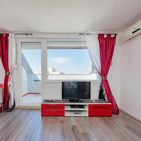 Apartment Crowonder Lucky House With Pool And Patio 30 Meters From The Zadar