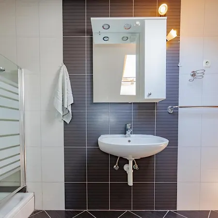 Crowonder Lucky House With Pool And Patio 30 Meters From The *