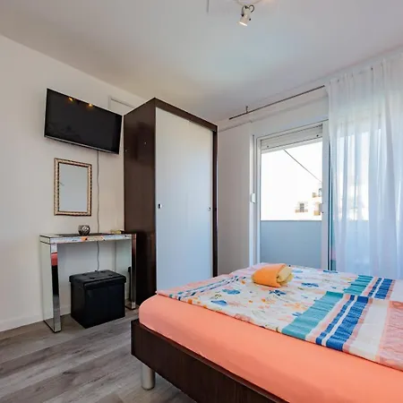 Crowonder Lucky House With Pool And Patio 30 Meters From The