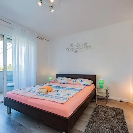 Crowonder Lucky House With Pool And Patio 30 Meters From The Apartament