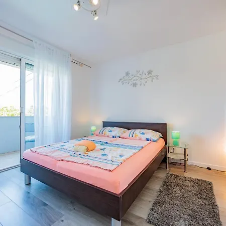 Apartment Crowonder Lucky House With Pool And Patio 30 Meters From The