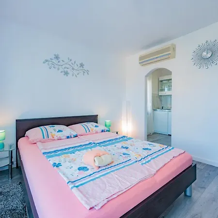 Crowonder Lucky House With Pool And Patio 30 Meters From The Apartament *