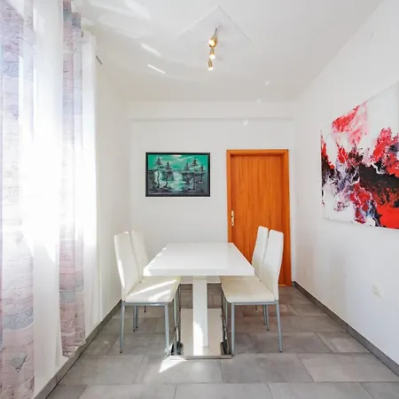 شقة Crowonder Lucky House With Pool And Patio 30 Meters From The