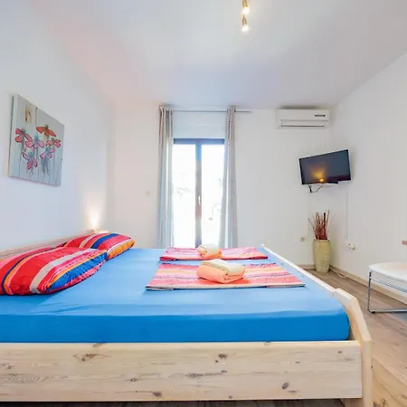 Crowonder Lucky House With Pool And Patio 30 Meters From The *