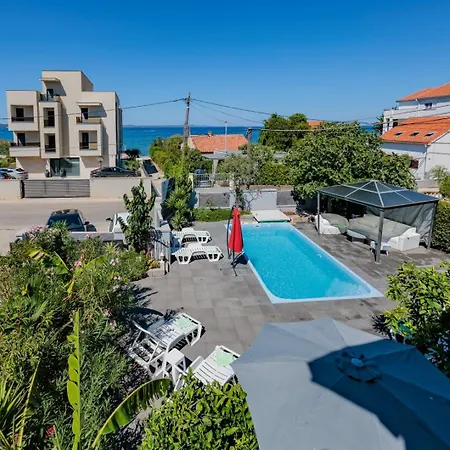 Lägenhet Crowonder Lucky House With Pool And Patio 30 Meters From The