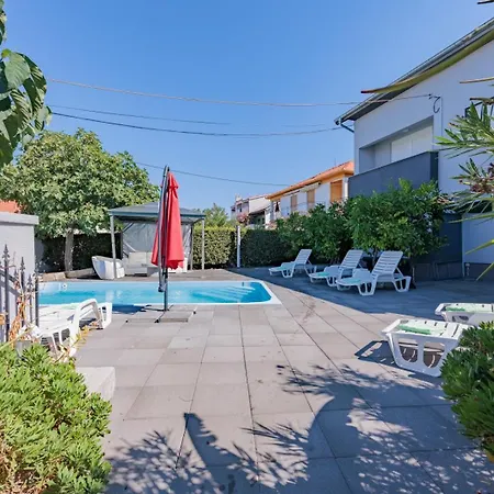 Crowonder Lucky House With Pool And Patio 30 Meters From The 자다르