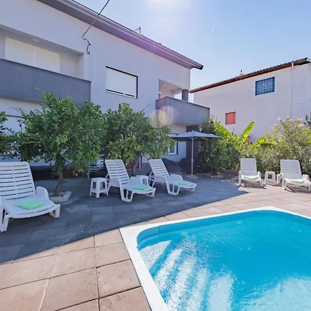 Crowonder Lucky House With Pool And Patio 30 Meters From The Apartment