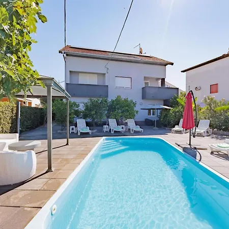 Apartment Crowonder Lucky House With Pool And Patio 30 Meters From The