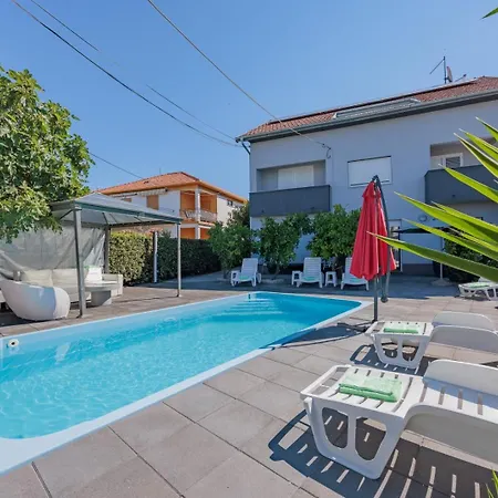 Crowonder Lucky House With Pool And Patio 30 Meters From The Apartament *